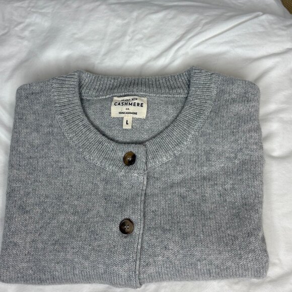 Cashmere sleeveless sweater in mist grey - Picture 3 of 7